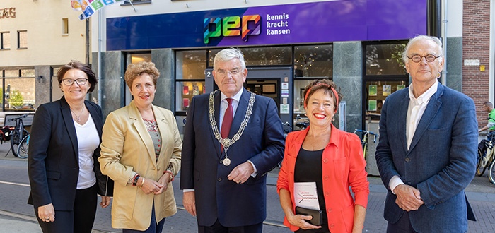 Burgemeester Jan van Zanen op bezoek in PEP huis